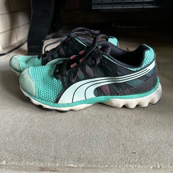 Puma women’s walking athletic shoes size 7 - Picture 2 of 8